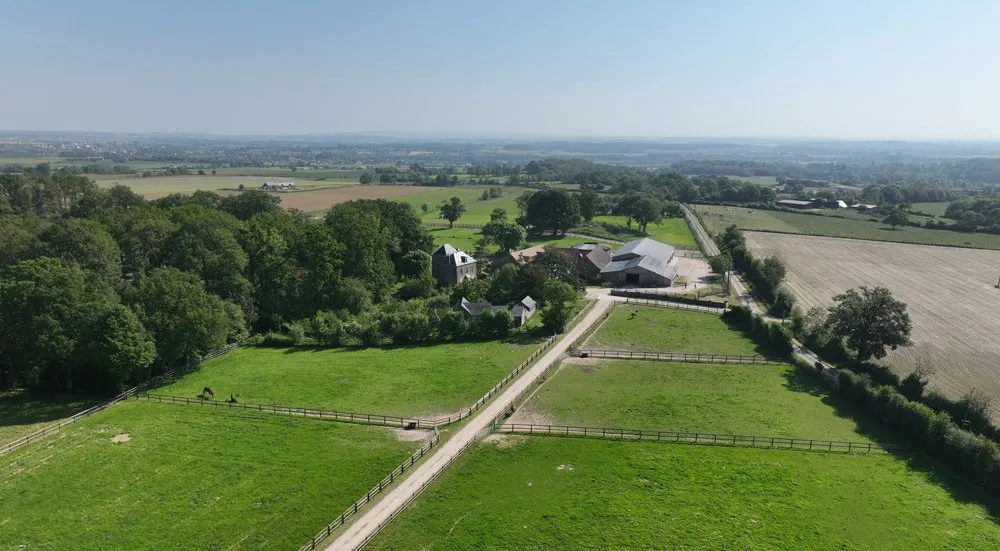 Les bâtiments et les paddocks du Domaine de l'Étang vus du ciel
